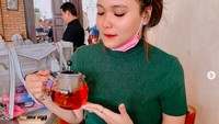 Wanita 20 tahun ini juga eksis sebagai YouTuber dan pengusaha kecantikan. Ia membuka BEAUTÉ by Dinda Shafay yang menjual parfum, skincare, dan produk kosmetik. Foto: Instagram dindasafay