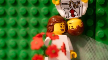 Set Lego yang lama tak disentuh itu disusun kembali menjadi sebuah cerita. Foto: Chris Wallace via Bored Panda