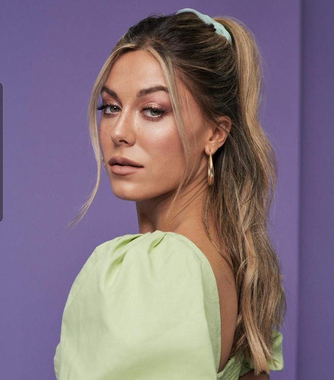 Influencer bernama Bianca Ingrosso itu menjawab sesi tanya jawab di channel Youtube-nya. Menurutnya, meminum darah menstruasi dapat meringankan rasa nyeri hingga mempercepat selesainya datang bulan. Foto: Instagram