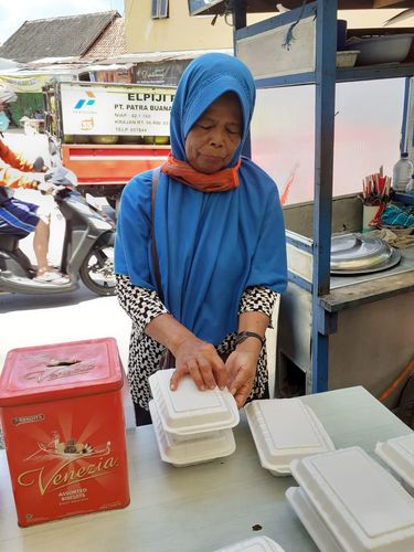 Matematikus UNS, Sutanto Sastraredja, dan kegiatan barter di era Corona yang dia jalankan. (Dok Istimewa)
