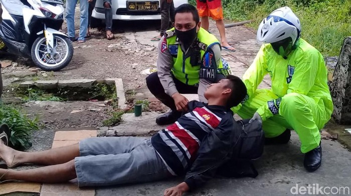 Pria di Sukabumi tiba-tiba pingsan dievakuasi polisi