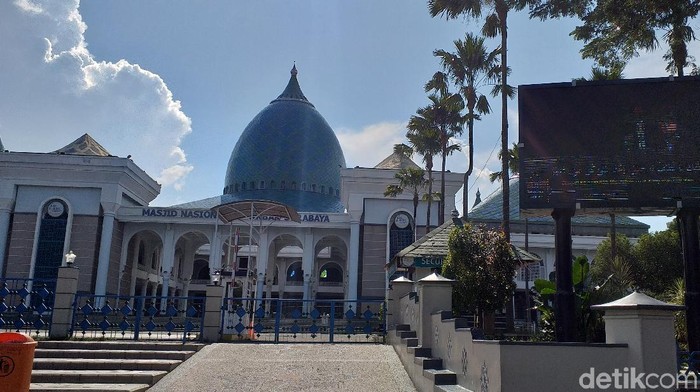 Takmir Masjid Nasional Al Akbar Surabaya meniadakan salat jumat untuk Jumat (17/4). Keputusan itu diambil setelah kasus Corona di Surabaya bertambah signifikan.
