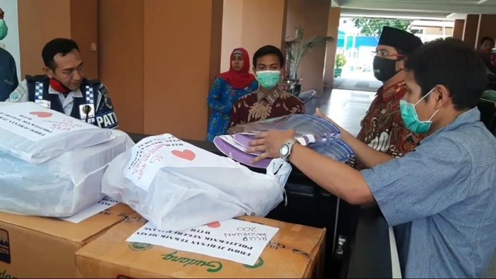 Poltek Malang Sumbangkan Ratusan APD ke Pemkot Pasuruan