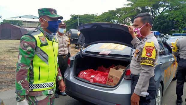 Gugas COVID-19 Lampung menyediakan 1.000 makanan untuk dibagikan ke masyarakat di tengah pandemi Corona (Dok. Polda Lampung)