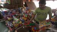 Selain pembatasan di jalan-jalan, peraturan PSBB juga menyasar ruang publik lainnya seperti pasar dan pusat perbelanjaan.