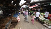 Pasar tradisional di Kab Bekasi buka mulai dari jam 04.00 WIB pagi hingga 15.00 WIB sore kecuali pasar induk Cibitung.