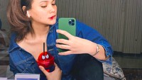 “Belom mandi tapi pede aja. Karena cantik itu pede,” tulis Dinda. Nampak ia selfie dengan botol minum Spiderman yang menggemaskan. Foto: Instagram dindasafay