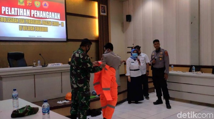 TNI-Polisi di Sukabumi latihan pemakaman jenazah COVID-19