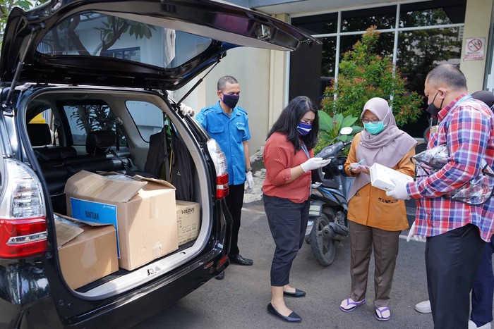 Berbagai instansi terus berlomba-lomba memberikan bantuan berupa alat kesehatan untuk tenaga medis dalam menangani pasien Corona di Jakarta. Seperti ini salah satunya.