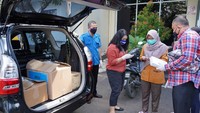 Bantuan APD untuk tenaga medis disalurkan ke sakit rujukan COVID-19 di Jakarta dan sejumlah kota di Indonesia berupa baju hazmat, goggles, masker medis, pelindung wajah, cover sepatu, dan sarung tangan latex. Foto: dok. Jtrust
