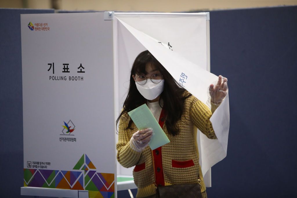 Korea Selatan tetap melaksanakan pemilu di tengah pandemi COVID-19. Pemilu tersebut digelar dengan tetap menerapkan langkah-langkah pencegahan penyebaran Corona