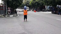 Beragam cara dilakukan masyarakat untuk menangkal penularan virus Corona atau COVID-19, seperti halnya Ali Akbar Hasan (52). Pria yang sehari-hari berprofesi sebagai sukarelawan pengatur lalu lintas (lalin) ini memilih memakai helm alias pelindung kepala dari bahan galon bekas daripada mengenakan masker.