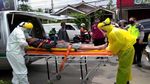 Pria Pingsan di Jalan, Polisi Evakuasi Pakai Jas Hujan