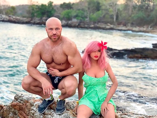 Yuri yang dikenal juga sebagai seorang binaragawan dan bekerja sebagai aktor bahkan berniat menikahi boneka seksnya, Margo. Namun karena virus Corona, dia terpaksa menunda pernikahannya. Dear teman-teman, pernikahan kamu harus ditunda karena adanya aturan isolasi diri, begitu dia menulis di Instagram. Foto: Instagram @ yurii_tolochko