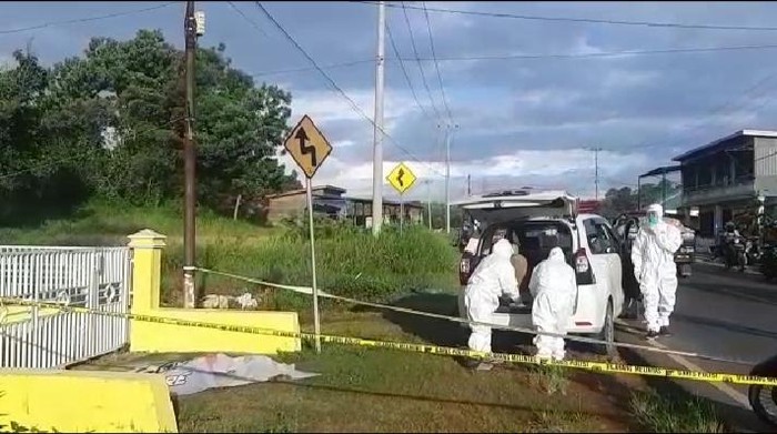 Warga Desa Taba Pasema, Talang Empat Bengkulu Tengah, digegerkan dengan penemuan sesosok laki-laki yang sudah tak bernyawa di pinggir Jalan Lintas Bengkulu-Kepahiang. Jenazah pria itu dievakuasi petugas ber-APD lengkap.