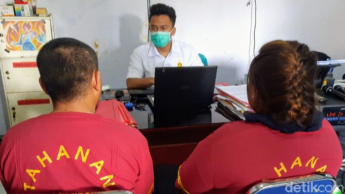 Suami istri di Bondowoso menipu puluhan warga dalam pembelian gula hingga Rp 4,3 miliar. Setelah dilakukan pemeriksaan intensif, pasutri itu jadi tersangka dan ditahan.