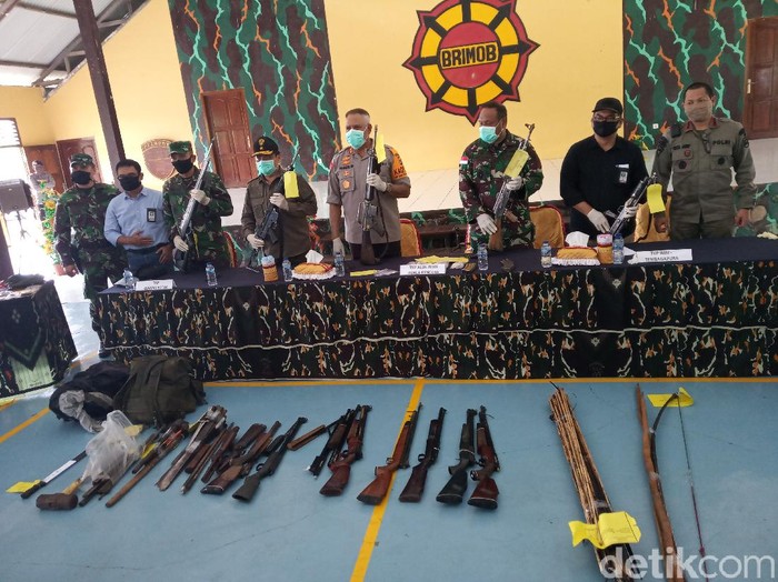 Kapolda Papua dan Pangdam Cenderawasih menampilkan hasil operasi TNI-Polri dalam menindak KKSB di Timika (Saiman/detikcom)