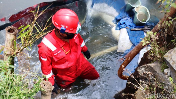 Pipa Depot Terminal Bahan Bakar Minyak (TBBM) Ujung Berung Pertamina Bandung Group bocor. Aliran solar kemudian mencemari aliran Sungai Cinambo.