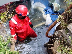 Rembesan Minyak Solar Cemari Sungai Hingga Tegalluar Kabupaten Bandung
