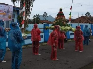 Melihat Merti Dusun di Lereng Merbabu, Pembawa Gunungan Pakai APD