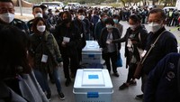 Banyak kandidat yang beralih menggunakan media online seperti Youtube dan Instagram untuk menjalin komunikasi dengan para pemilih. Beberapa secara sukarela mendisinfeksi bagian-bagian dari daerah pemilihan mereka. Chung Sung-Jun/Getty Images.