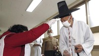 Sebuah survei yang dilakukan oleh Gallup Korsel pekan lalu menunjukkan bahwa 27 persen responden di Korsel enggan memilih karena pandemi yang masih berlangsung. Sementara, 72 persen lainnya mengaku mereka tidak khawatir untuk memilih. Korea Selatan adalah salah satu negara pertama yang diserang virus Corona setelah China. Kang Jong-min/Newsis via AP.
