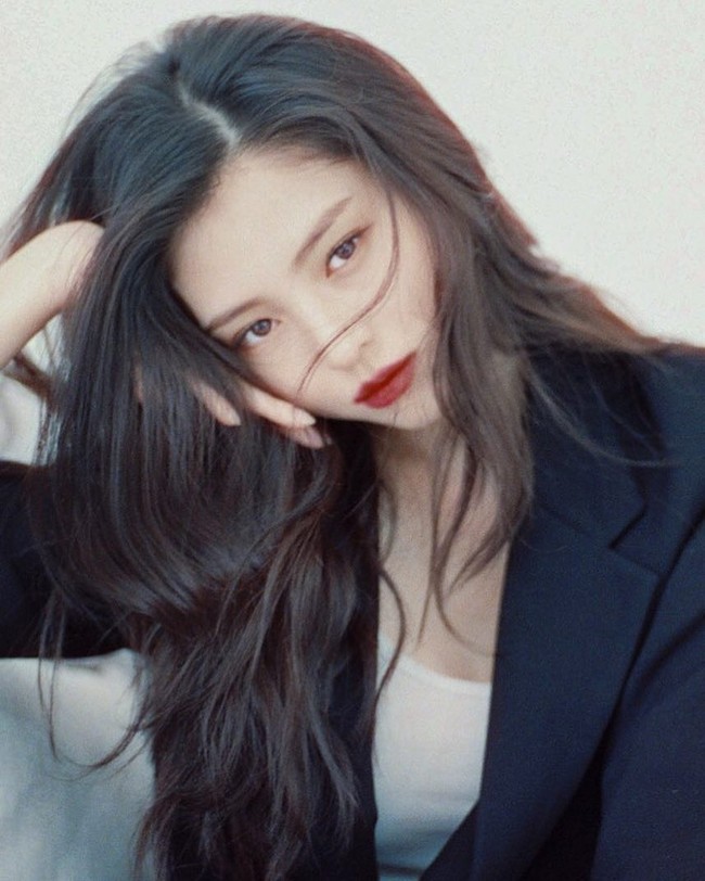 “Cuma film. Norak banget lu taik bikin malu negara lu pada,” kritik netizen. “Oh gini gara-gara Covid terus pada gabut nonton drakor ya mba-mba? Yah musiman banget kalian, kampungan sekali mulutnya sok pada benar. Orang nggak salah apa-apa dihujat habis-habisan. Otaknya pada disimpan dimana sih? Dia cuma memainkan peran dia sebagai pelakor, bukan jadi pelakor asli,” tambah lainnya. Foto: Instagram