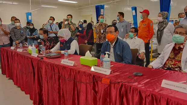 Pemilik CT Corp dan Bank Mega Chairul Tanjung, Astra, Indofood, Unair, Its dan Gubernur Jatim Khofifah Indar Parawansa meninjau persiapan ruang ICU di lantai 4.