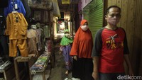 Para pembeli yang masih berbelanja pun diharuskan menggunakan masker.