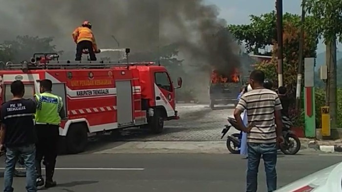 mobil terbakar di trenggalek