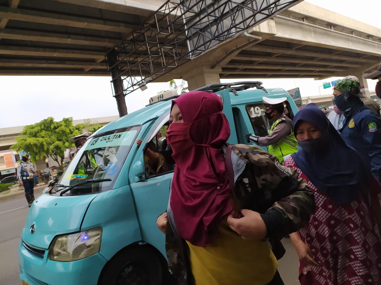 Polisi memindahkan sebagian penumpang angkot karena tidak mematuhi formasi duduk