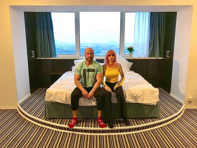 Yuri berharap rencana pernikahannya yang tertunda bisa digelar lebih meriah. Setelah ini semua (pandemi Corona) selesai, kami akan merayakan pernikahan kami selama beberapa hari berturut-turut, katanya. Foto: Instagram @ yurii_tolochko