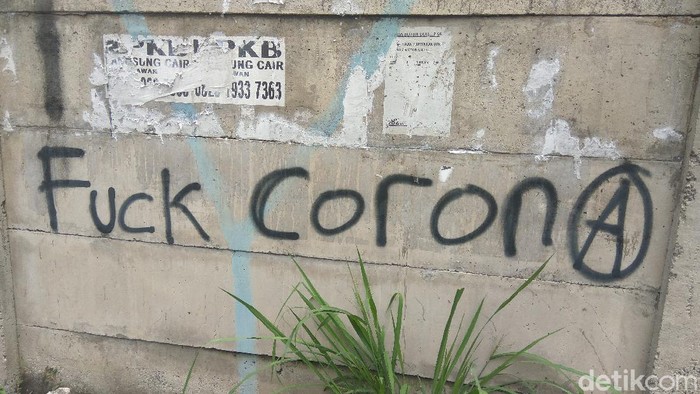 Coretan di tembok atau vandalisme pada ruang publik dengan tulisan huruf A di dalam lingkaran yang menjadi simbol milik kelompok Anarko mulai muncul di Kota Cimahi.