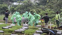 Sebanyak 1.035 jenazah yang dimakamkan dengan protap Corona tidak semua merupakan pasien positif Corona. Setidaknya begitu menurut catatan resmi. ANTARA FOTO/Muhammad Adimaja.