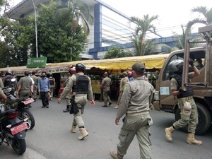 Buka Saat Pandemi, Meja-Kursi Warkop Dekat Kantor Gubsu Diangkut Satpol PP