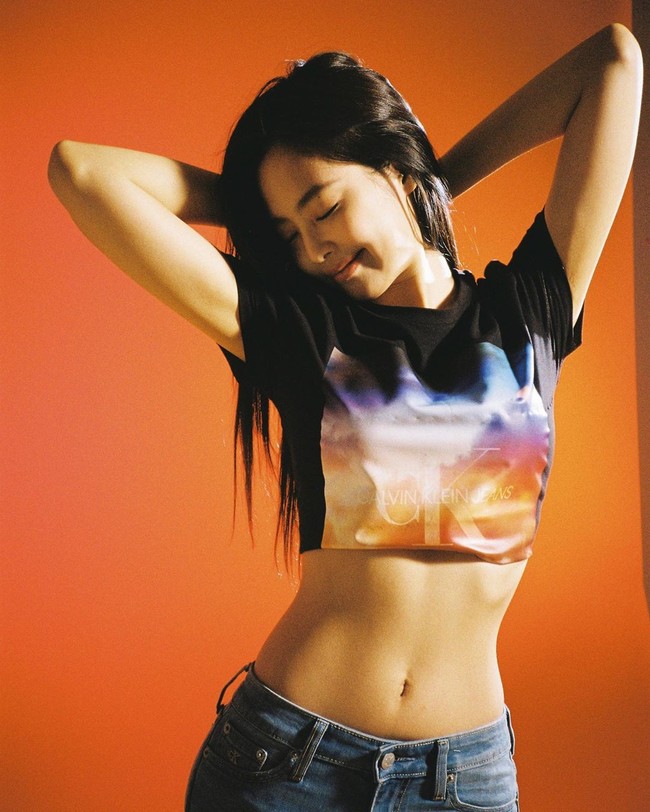 Dalam salah satu foto, wanita bernama lengkap Jennie Kim ini mengenakan kaus crop top yang dipadu low-waist jeans. Perut super rampingnya membuat banyak wanita iri. Foto: Instagram@jennierubyjane