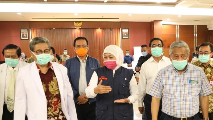 Pemilik CT Corp dan Bank Mega Chairul Tanjung, Astra, Indofood, Unair, Its dan Gubernur Jatim Khofifah Indar Parawansa meninjau persiapan ruang ICU di lantai 4.