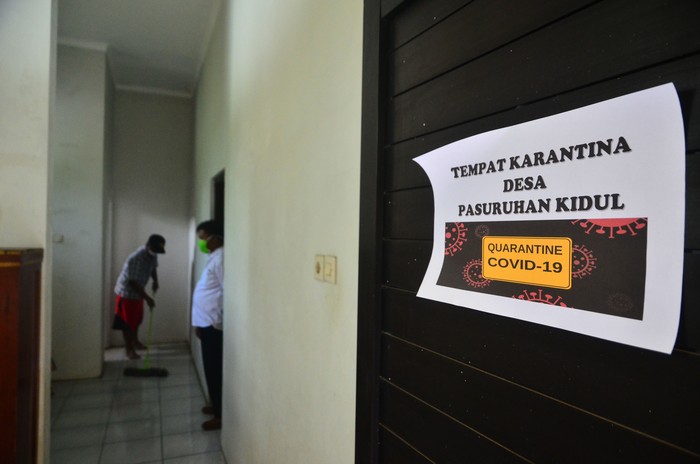 TEMPAT KARANTINA ODP TINGKAT DESA Petugas satgas COVID-19 tingkat desa menyiapkan ruang karantina di Desa Pasuruan Kidul, Kudus, Jawa Tengah, Kamis (16/4/2020). Petugas menyiapkan ruang karantina bagi Orang Dalam Pemantauan (ODP) khususnya pemudik sebagai upaya memutus penyebaran COVID-19 di desa setempat. ANTARA FOTO/Yusuf Nugroho/aww.
