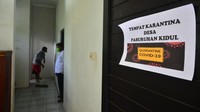 Petugas satgas COVID-19 tingkat desa menyiapkan ruang karantina di Desa Pasuruan Kidul, Kudus, Jawa Tengah, Kamis (16/4/2020). ANTARA FOTO/Yusuf Nugroho.
