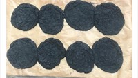 Wanita bernama Heidi Allen mengunggah cookies buatannya di Twitter. Ia seperti netizen kebanyakan dengan hobi barunya di tengah pandemi COVID-19. Berharap cookies buatannya berhasil dan enak disantap, seluruh cookies tersebut malah gosong dan warnanya hitam pekat. Foto: Istimewa