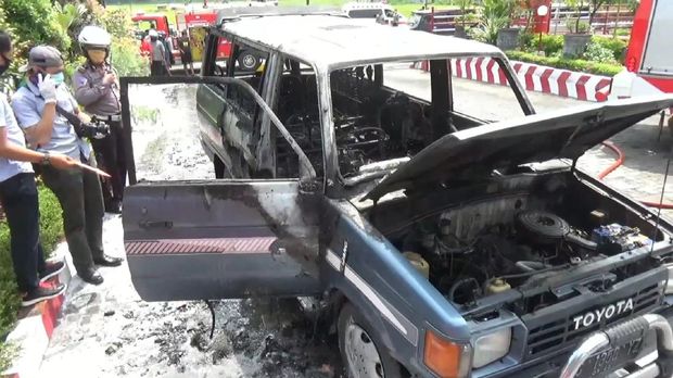 mobil terbakar di trenggalek