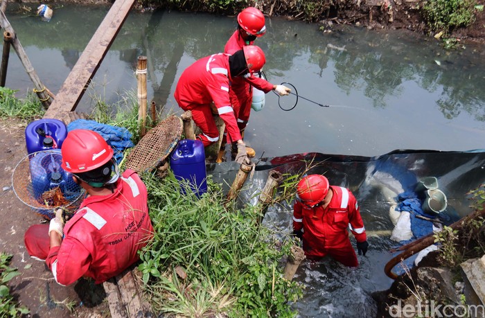 Pipa Pertamina Bocor, Cemari Sungai Cinambo Pipa Depot Terminal Bahan Bakar Minyak (TBBM) Ujung Berung Pertamina Bandung Group bocor. Aliran solar kemudian mencemari aliran Sungai Cinambo.