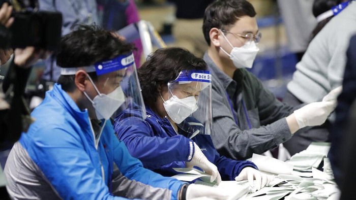 Pemilu Korsel Terus Berjalan di Tengah Pandemi COVID-19 Korea Selatan tetap melaksanakan pemilu di tengah pandemi COVID-19. Pemilu tersebut digelar dengan tetap menerapkan langkah-langkah pencegahan penyebaran Corona