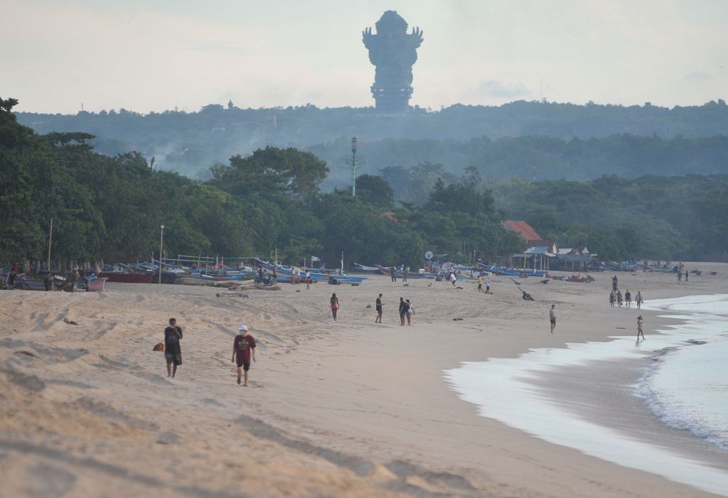 Petugas dengan traktor meminta wisatawan untuk meninggalkan kawasan pantai saat melakukan patroli di Pantai Kedonganan, Badung, Bali, Rabu (15/4/2020). Meskipun objek wisata tersebut telah ditutup sebagai upaya pencegahan penyebaran COVID-19, namun sejumlah wisatawan masih terpantau mengunjungi kawasan pantai dengan melanggar portal penutup maupun tanda pemberitahuan yang telah dipasang. ANTARA FOTO/Fikri Yusuf/foc.