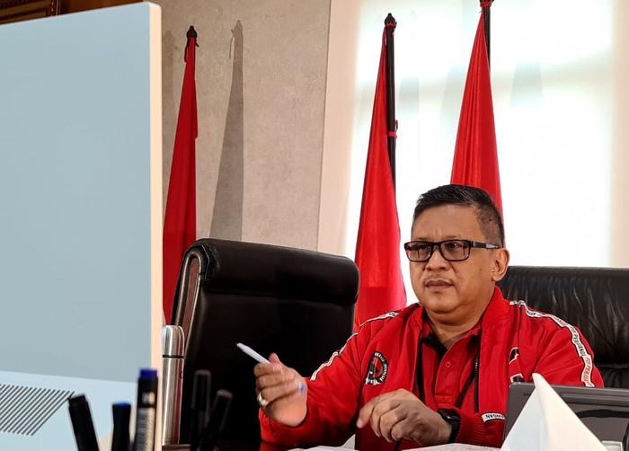 Begini Momen Hasto Teleconference dengan Mega Ketua Umum PDIP Megawati Soekarnoputri menginstruksikan para kepala daerah dan kadernya ikut membantu hentikan penyebaran virus Corona. Hal itu diungkap Sekjen PDIP Hasto Kristiyanto saat menggelar teleconference dengan Mega menyikapi pandemi Corona di Indonesia. Begini potretnya.