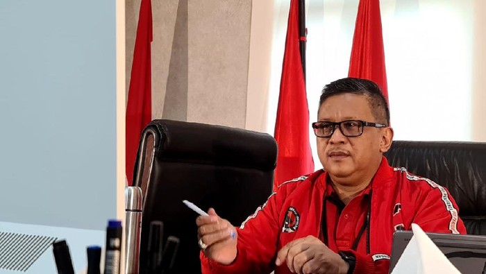 Ketua Umum PDIP Megawati Soekarnoputri menginstruksikan para kepala daerah dan kadernya ikut membantu hentikan penyebaran virus Corona. Hal itu diungkap Sekjen PDIP Hasto Kristiyanto saat menggelar teleconference dengan Mega menyikapi pandemi Corona di Indonesia. Begini potretnya.