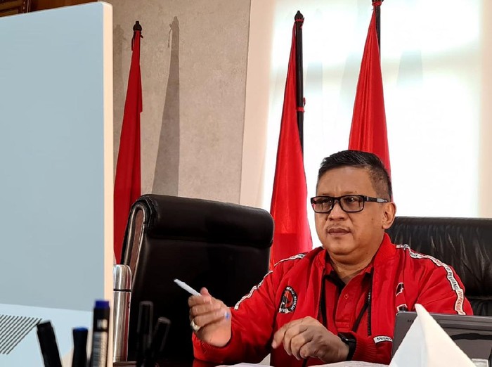 Ketua Umum PDIP Megawati Soekarnoputri menginstruksikan para kepala daerah dan kadernya ikut membantu hentikan penyebaran virus Corona. Hal itu diungkap Sekjen PDIP Hasto Kristiyanto saat menggelar teleconference dengan Mega menyikapi pandemi Corona di Indonesia. Begini potretnya.