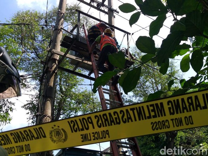 Joni Hermanto, warga Kota Probolinggo tewas tersengat listrik tegangan tinggi. Ia tersengat saat memperbaiki listrik yang padam dengan menaiki Gardu Trafo Tiang (GTT) PLN.