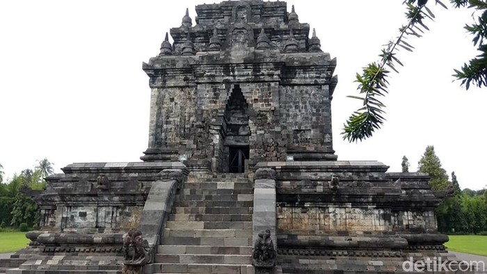 Semenjak pandemi Corona, objek wisata Candi Mendut, Kabupaten Magelang, ditutup sementara. Kini candi yang biasanya ramai menjadi sepi.