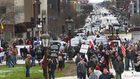 Pendemo meminta Gubernur Gretchen Whitmer melonggarkan aturan lockdown.  Whitmer menjadi target dari sedikitnya dua gugatan hukum yang mengklaim perintah tetap di rumah itu melanggar hak konstitusional.
